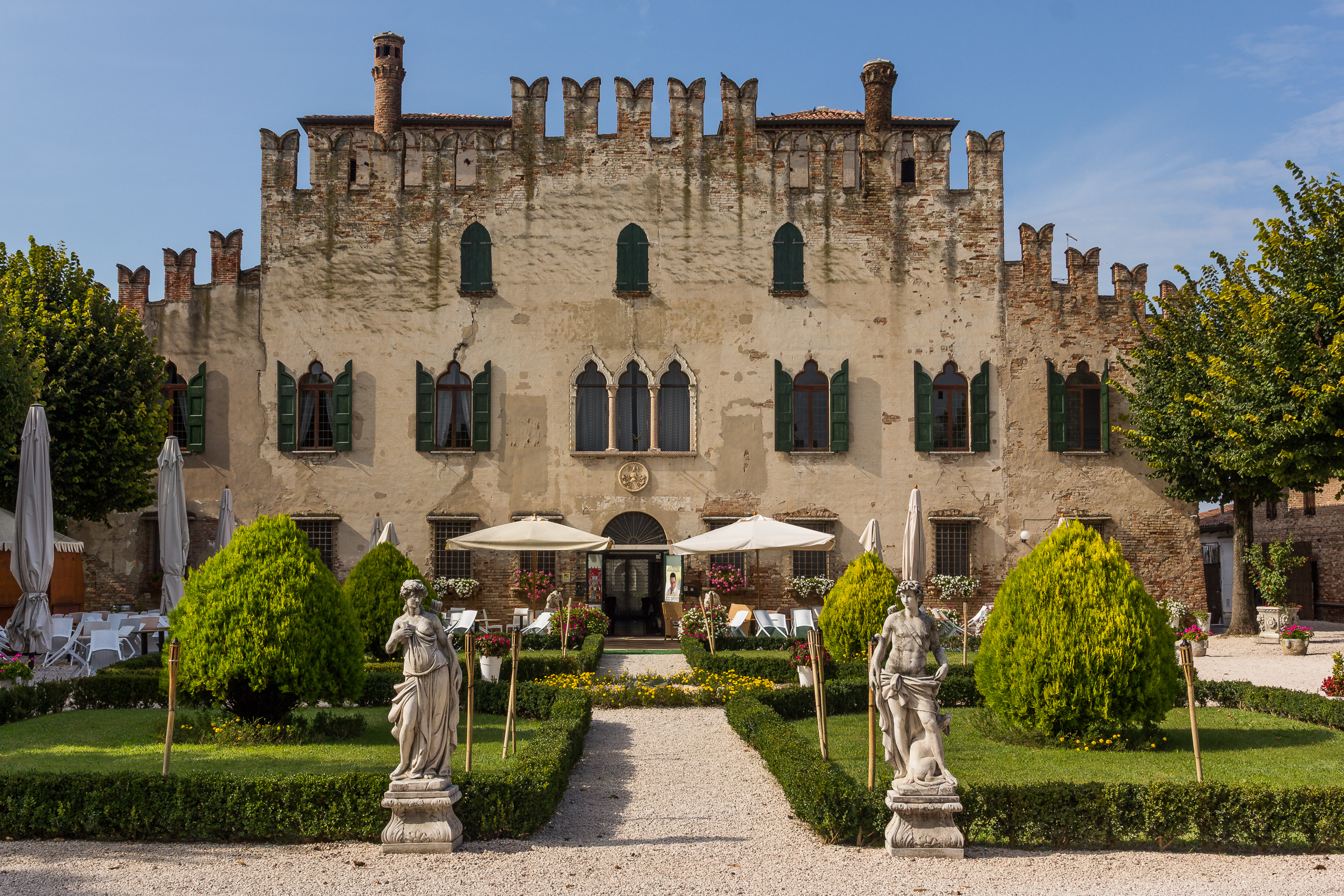 Zinnenbewehrtes Schloss mit Barockgarten unterwegs